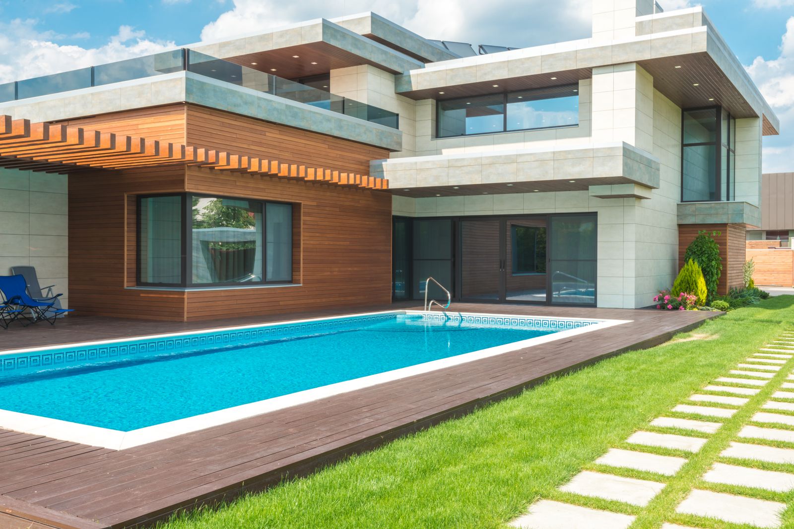Family Resort-Style Pool – Baker